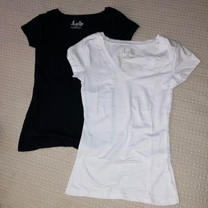 (NWOT) Aveto black and white T-shirts Size Small